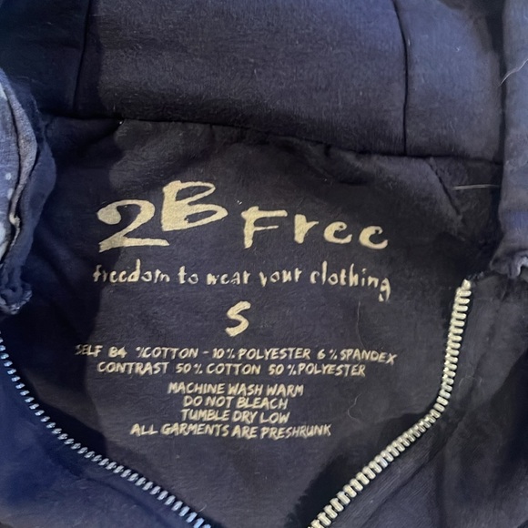 Skull & crossbones hoodie - Picture 2 of 5